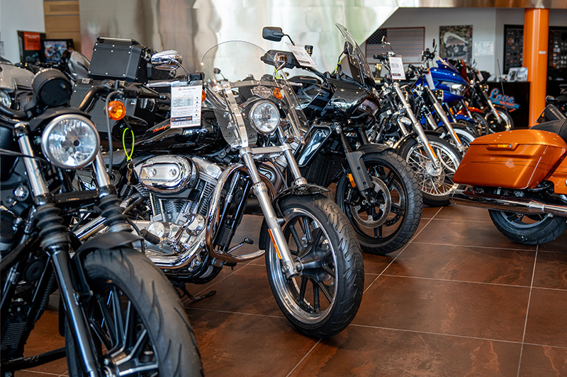 Sportster Usata Esposta con altre moto usate nel salone di Harley-Davidson Bergamo